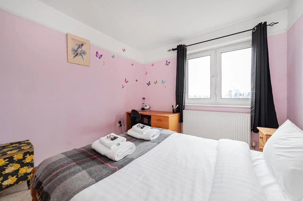 Apartment Modern Flat Wbalcony & City View, East London