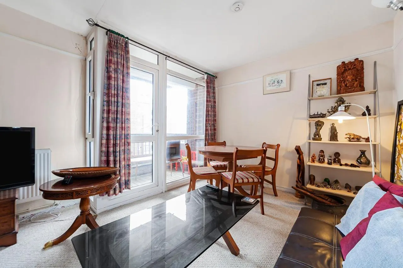 Modern Flat Wbalcony & City View, East London Apartment