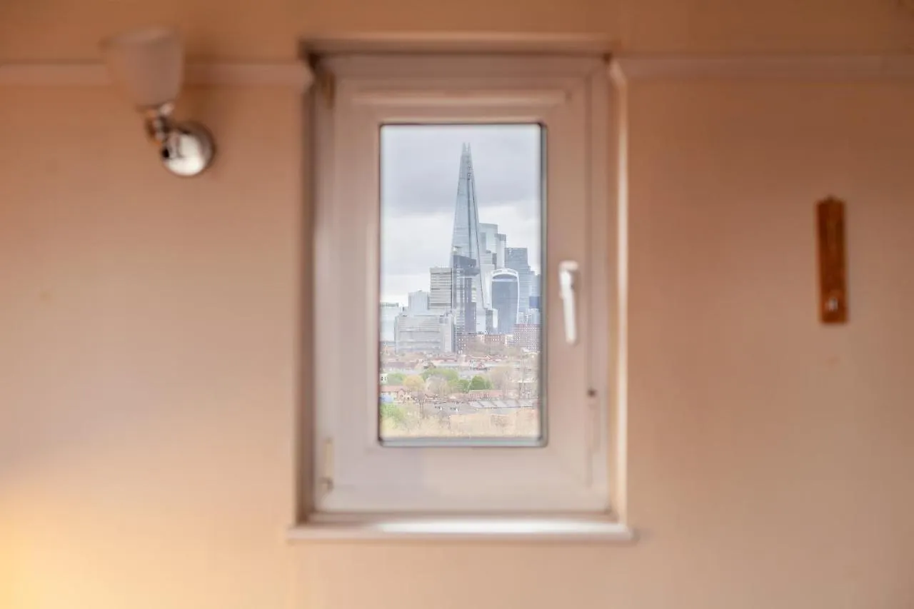 Modern Flat Wbalcony & City View, East London United Kingdom