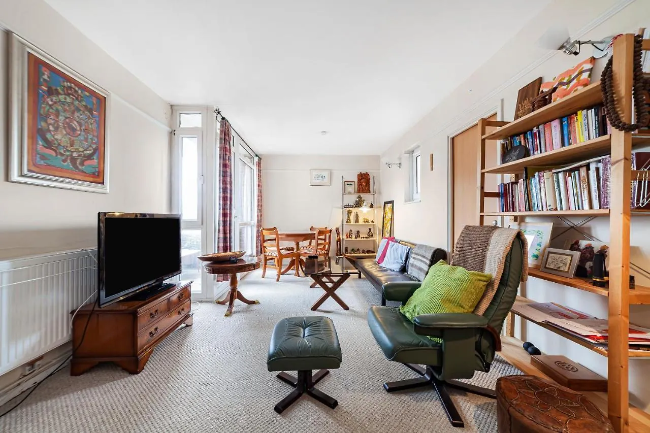 Modern Flat Wbalcony & City View, East London location